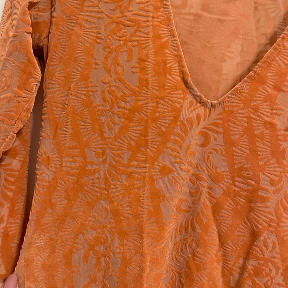 Size small body suit. Worn maybe twice. Great condition - Picture 2 of 2